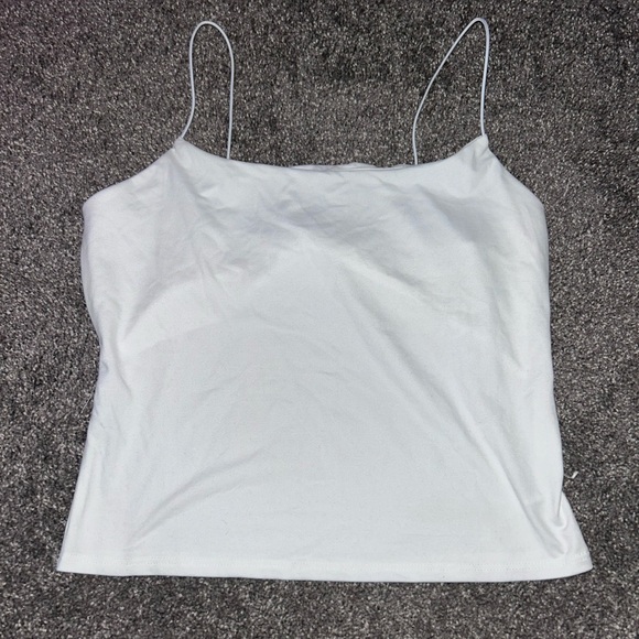 White spaghetti strap cropped tank top - Picture 2 of 3